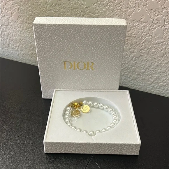 Dior White and Gold Classic Pearl Bracelet - Picture 1 of 2
